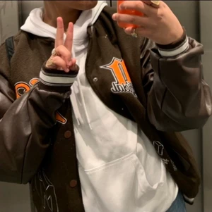 Varsityjacka  - Brun fin varistyjacka, jätte bra skick! Säljer pågrund att den inte fått nån användning! Använd fåtal gånger. Jätte fin, ganska varm oxå! Den är i L för en oversized look( jag har storlek S normalt fall)