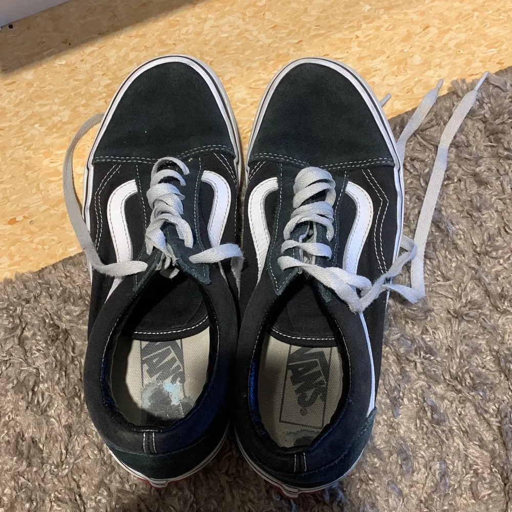Här är mina vans old skool som jag har knappt använt:// jag har problemer i min fot och kan inte använda sneakers så dom gjorde så jävla mycket ont på mina fötter. . Skor.