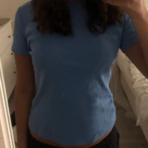 Blå T-shirt  - Tröja köpt från secondhand, super fin och i bra skick. Använder inte den och därför jag säljer den
