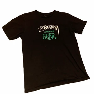 Stussy T-shirt storlek L - Svart supersnygg tisha från Stussy i storlek L, fast den passar mer som en S-M. Den är i perfekt skick, lätt använd. Kom DM för frågor!