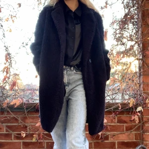 Kappa - Snygg kappa från UNIQLO i storlek XS. Väldigt varm och mysig. Den har även en knapp ifall man skulle vilja stänga den. Säljer för 100kr.🌸