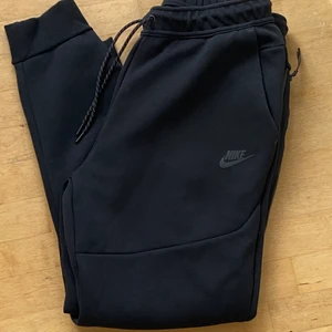 Nike Tech Fleece  - Storlek L, endast använt ett fåtal gånger. Köpt från Nike.com. Nypris 999. Dom är hyfsat nya och jag säljer pga att jag köpte för stor storlek. Köparen står för frakt. Skriv privat för mer information :)
