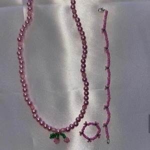 Rosa körsbärs set💗🍒 - Ett rosa set med körsbär, halsband, armband och ring🤍detta sett finns att köpa för 45kr exklusive frakt och givetvis kan man välja storlek själv hoppas du får en trevlig kväll kramar från oss💜
