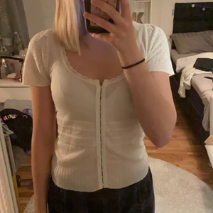 Virkad topp  - Säljer en fin vit virkad topp med många fina detaljer💗