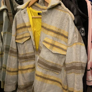 Jacka  - Säljer en jacka från missguided, använd en höst storlek 36