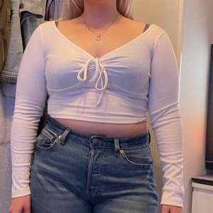 Vit tröja  - Vit tröja ifrån shein sitter jättefin, kan vara lite tajt men det beror nog från person till person.