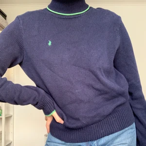 Blå stickad polo  - Jättefin mörkblå stickad turtleneck med gröna detaljer från polo som tyvärr inte kommit till användning!  köpt på beyond retro för 3 år sen☺️ står inte storlek, men skulle säga att den är en M
