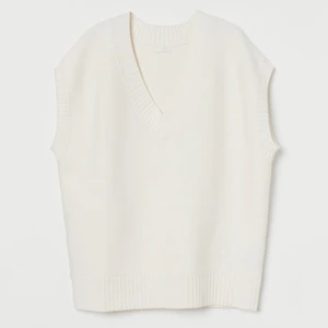 Väst - Jätte fin vit väst! Använd några gånger därför lite nopprig på vissa ställen tyvärr. Men inget man ser eller tänker på när västen sitter på! Jag säljer denna då den inte kommer till användning längre! Jätte snygg med en skjorta eller linne under. Köparen står för frakten som är 66kr