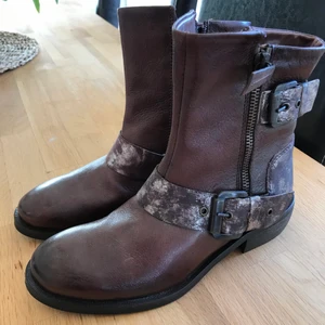 Helt oanvända skor - Helt oanvända skor. storlek 36. Nypris 1400 kr, säljer den för 850 kr. 