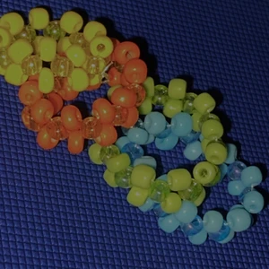 Ringar - Går att köpa i flera olika färger, även mer naturella färger så som: svart, vit och brun.💕 (10kr/st)