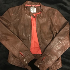 Brun skinnjacka - en snygg och stilren skinnjacka i storlek S!! sitter där den ska☘️☘️säljes pga att den ej längre kommer till användning. 