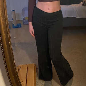 LÅGMIDJADE KOSTYMBYXOR RANDIGA - Lågmidjade kostymbyxor med dragkedja på västra sidan💘 Är 170 och passar i längden på mig! 