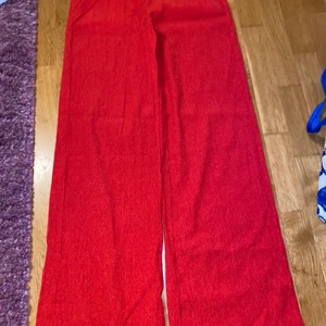 Byxor  - Ej använda, Dom var jättestora för mig, dom är ganska stora i storlek, en aning genomskinlig. Men Super fina annars och går att styla så fint. 