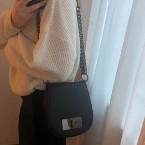 Svart väska - Svart axelväska med kedjor, silver