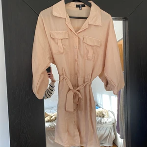 Klänning - Säljer denna skimriga beiga klänning. Den är använd men i fint skick! 