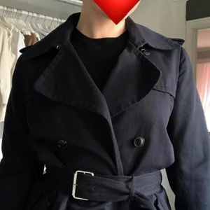 Trenchcoat  - Superfin marinblå trenchcoat från Filippa K. Köptes för några år sen, men kommer tyvärr inte till användning 💗 är i storlek S, men passar både xs och m💗 frakten är inkl priset 