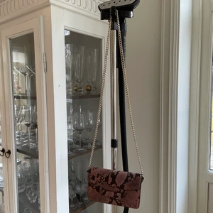  Ormskinsväska - Säljer min handväska från mango i Fake ormskin. Guldig kedja till, går att förkorta så man kan ha den över axeln också!