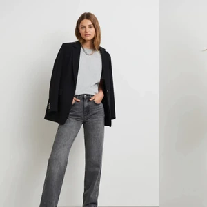 Grå gina jeans - Säljer nu mina älskade grå jeans från gina då dom blivit för stora på mig👍🏼🥲Jag är ungefär 172 cm och dom är bra i längden på mig
