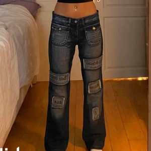 Jeans - Säljer dessa populära byxor. Köptes för 500+66kr. Används 1 gång av mig och var i nyskick när jag fick hem dom. Säljer pga att dom är för stora.