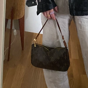 Louis Vuitton Pochette - Kollar intresset på min Louis Vuitton Pochette då den ej kommer till användning. Köpte den vintage och finns i gott skick förutom bandet som har lite slitningar som redan fanns vid köpet plus några fläckar invändigt. Äkthetsbevis finns🥰