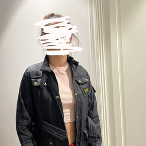 Barbour jacka dam - Säljer min barbour jacka eftersom den är för liten och ej är i behov av den längre. Den är i väldigt bra skick och är i storlek Xl fast i barnstorlek