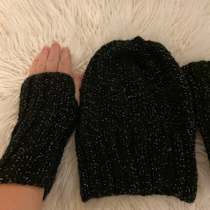 Stickad glittrig mössa + matchande torgv - Matchande möss och torgvantar i glittrig garn. Mössan kan använda på olika sätt