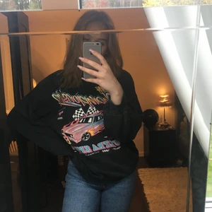 Sweatshirt - Oversized tröja med tryck, jätte skön å mysig. Passar från xs-xl beroende hur du vill att den ska sitta.😇
