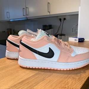 Jordans low - Helt oanvända jordans low i storlek 36.