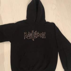 En svart Manticore hoodie med tryck.