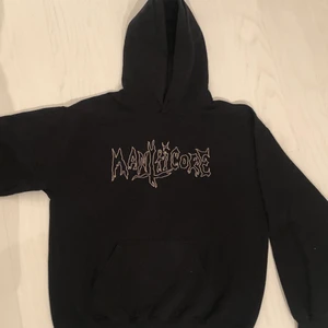 Manticore Hoodie - En svart Manticore hoodie med tryck.