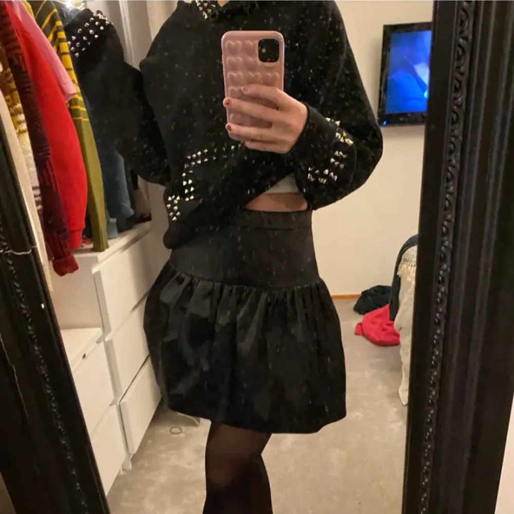 Fin svart kjol från zara i storlek S💓. Kjolar.