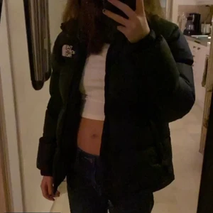 The North face puffer jacken - intressekoll!! skulle gärna vilja eventuellt byta min svarta the north face jacka till en annan färg och större storlek, eller möjligtvis sälja för bra bud:) vet ej riktigt när den är köpt men ser ut som ny och finns inga tecken på slitage. den är i storlek junior l och passar på mig som vanligtvis är xs/s.