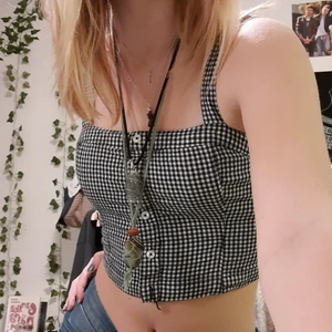 Rutigt linne - Jätte gullig rutigt linne som jag har ärvt av min kusin. Säljer då det inte kommer till andvändning. Köparen står för frakten PRISER KAN DISKUTERAS!