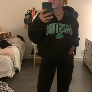 Tjocktröja med tryck - Svart tjocktröja med ”Boston” tryckt på framsidan. Super bekväm och skön, djup i bröstet och inte jätte lång.