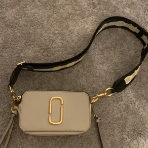 Marc Jacobs väska - Säljer min ursnygga äkta Marc Jacobs väska som tyvärr inte kommer till användning längre. Använts sparsamt och är i bra skick. Nypris 3500 kr❣️❣️