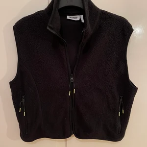 Svart väst - Svart fleeceväst från weekday. Passar perfekt nu för vintern att värma sig lite extra utan att behöva gömma tröjan under. Är i storlek S, men väldigt står i storleken så passar även M/L beroende på hur man vill att den ska sitta.