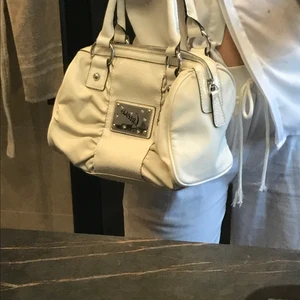 Guess väska  - Säljer en vit guess väska som inte kommit särskilt mycket till användning. Väskan är äkta men även ganska gammal fast frf i fint skick!💗 