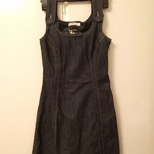 Mörk blå jeans klänning från märket esp - Väldigt fin mörk blå jeans klänning. Har dragkedja vid sidan. Säljs så som den andra jeans klänningen för att den nu är för kort och sitter för tight på mig