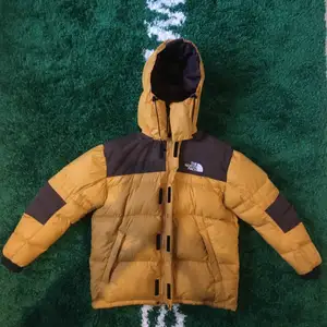 The north face vintage nuptse korean exclusive (very rare). Size Large (100). Condition 8/10 (zipper is sluggish). Please send a message before buying.