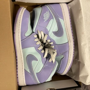 Nike air Jordan 1  purple aqua  - Säker mina jordans pga av dom är för små. köpte dom i juni förra och använde dom typ 3 gånger ish. Mitt pris 1700 kan gå ner i pris vid snabb affär. 