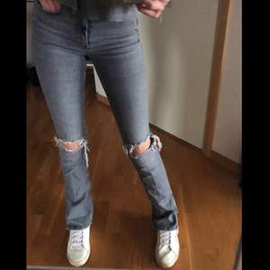 Ett par jättefina gråa jeans med slits från zara, strl 36. Köptes nu i somras och är använda ca 3 gånger! Buda från 150 kr och köp direkt för 250 kr❤️ Jag kan skicka fler bilder på jeansen om det behövs!!