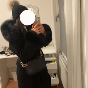 Äkta pälskappa passar alla  - Säljer min pälskappa köpt från Garoff är i storlek S men passar till alla. Säljer kappan på grund av att jag är under 160 så den ser lite för lång ut på mig. Så den har inte kommit till användning. Pälsen är i äkta räv päls. Kappan är köpt för 5890kr Endast seriösa köpare!