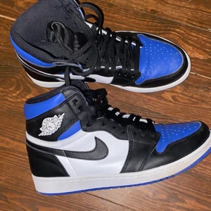 Jordan 1 high royal toe -  Wts Jordan 1 royal toe - US 9,5 - EU 43. Skick: sätter 7,5-8/10, använda är dem men mycket liv kvar. Bud: 2000kr Bin: 2200kr 