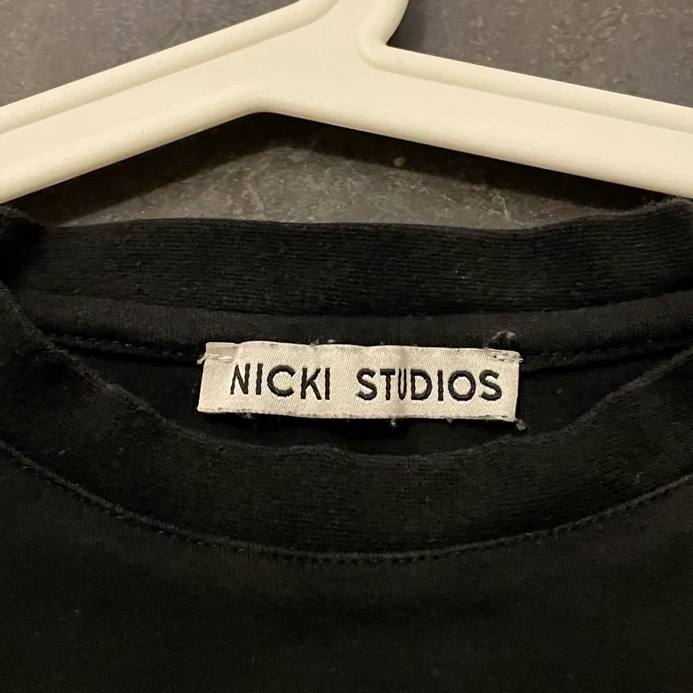 Hejsan, säljer min Nicki studios tröja. Original pris på denna är 599 kr, säljer nu för 300kr (pris kan diskuteras). Hör av dig om du är intresserad 🥰. T-shirts.