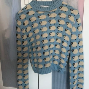 Zara tröja - Säljer min sköna tjocktröja från zara då jag ej använder den längre, den är använd ett fåtal gånger och är nästan i nyskick❤️