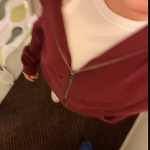 Zip up hoodie - Vinröd zip up hoodie i storlek M 🤍 mycket bra skick 🤍 