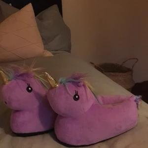 Unicorn Tofflor  - Lila Unicorn Tofflor, bra skick i storlek 37/38