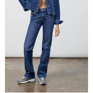 Zara midrise jeans - Helt nya zara midrise jeans som tyvärr var för små för mig:( Lappen sitter kvar och jag har även paketet kvar😊 Kontakta privat för frågor❤️