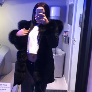 Parka jacka - Säljer min fina Parka jacka. Köpt för 5000kr säljer för 2500, Allt är i fin skick. Storlek M