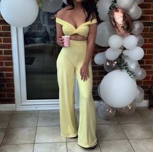 Gul topp och byxor  - Gul crop top med vida byxor. Storlek XS. 